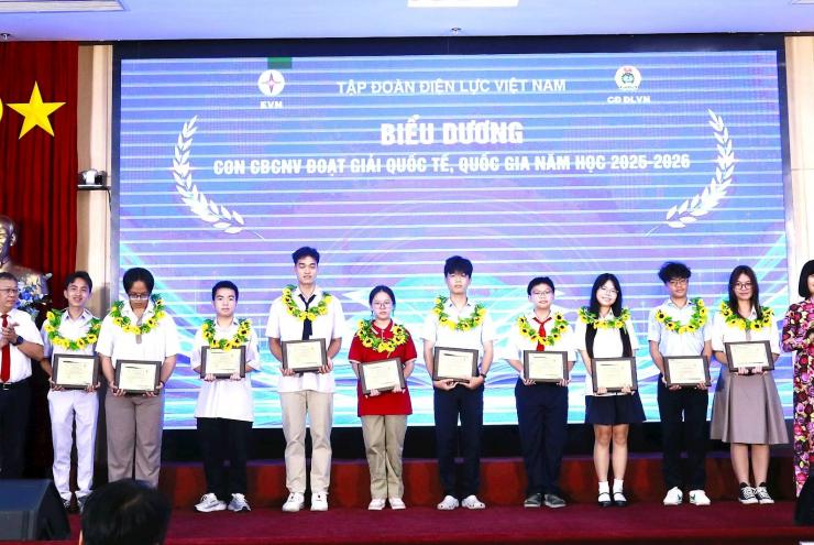 EVN BIỂU DƯƠNG 85 HỌC SINH LÀ CON CÁN BỘ, CÔNG NHÂN VIÊN ĐẠT GIẢI QUỐC GIA, QUỐC TẾ NĂM HỌC 2025-2026